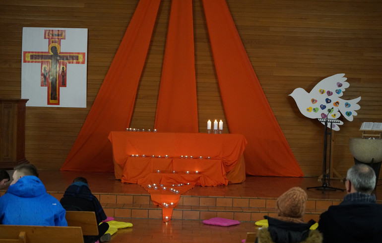 Premier temps de prière avec les jeunes de Taizé